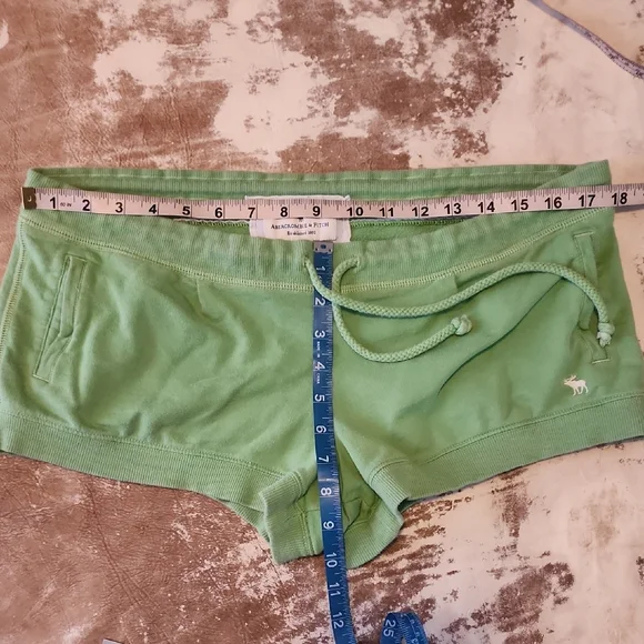 Abercrombie & Fitch Women's NY Athletic Short Shorts. Size: L